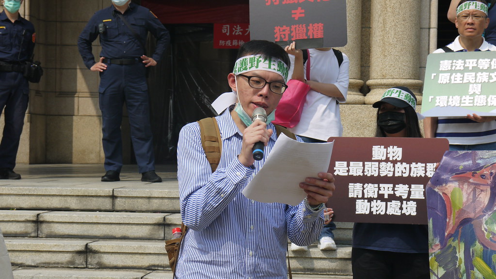 台灣動物平權促進會研究員陳宸億宣讀動保團體聯合主張。黃思敏攝