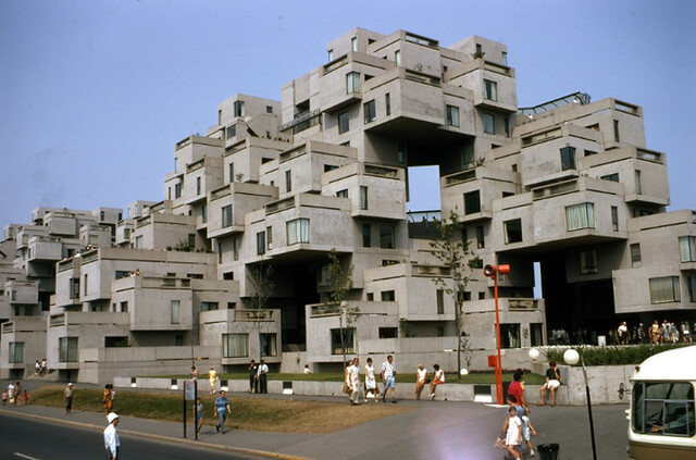 la prefabriquation modulaire en image..retour sur le  chantier d'Habitat  67 (HLM), constr  1966.. par Moshe SAFDIE à Montreal au Canada
