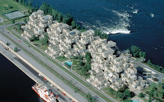 la prefabriquation modulaire en image..retour sur l  e  chantier d'Habitat 67 (HLM), constr  1966.. par Moshe SAFDIE à Montreal au Canada