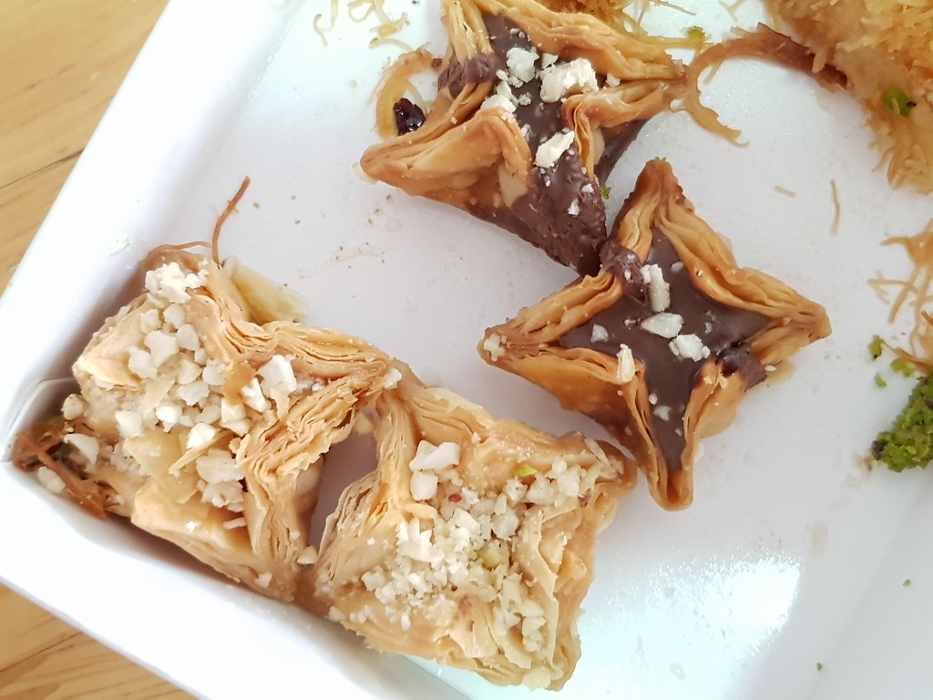 (Bagaj Cashew rm$1.20/pc (front) & Bagaj Lazord Chocolate rm$1.20/pcs (back)) 土耳其果仁蜜餅 Turkish Baklava @ Mahnaz Food in Subang Parade SS16
