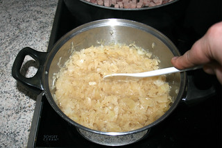 16 - Stir sauerkraut in between / Sauerkraut zwischendurch umrühren