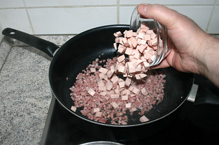 14 - Add sausage / Fleischwurst hinzu geben
