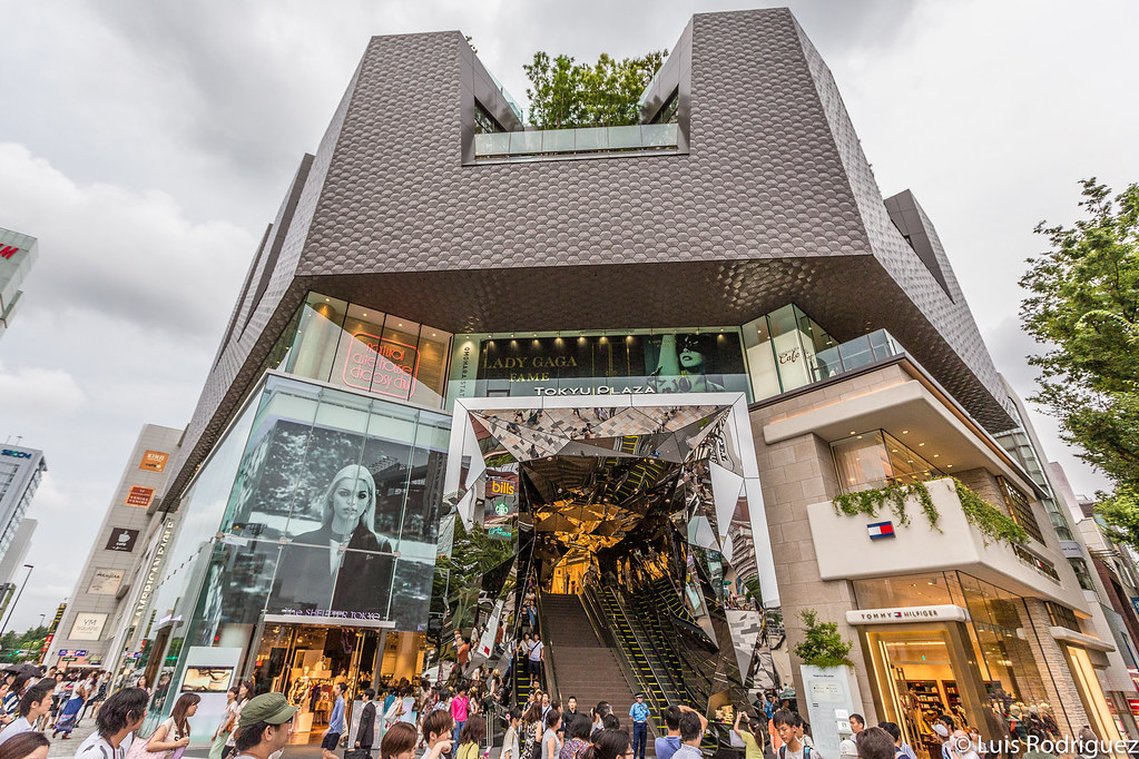 Centro comercial Tokyu Plaza y sus escaleras de entrada