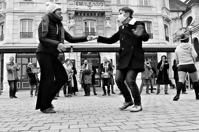 Quelques pas de danse dans la rue - A few dance steps in the street