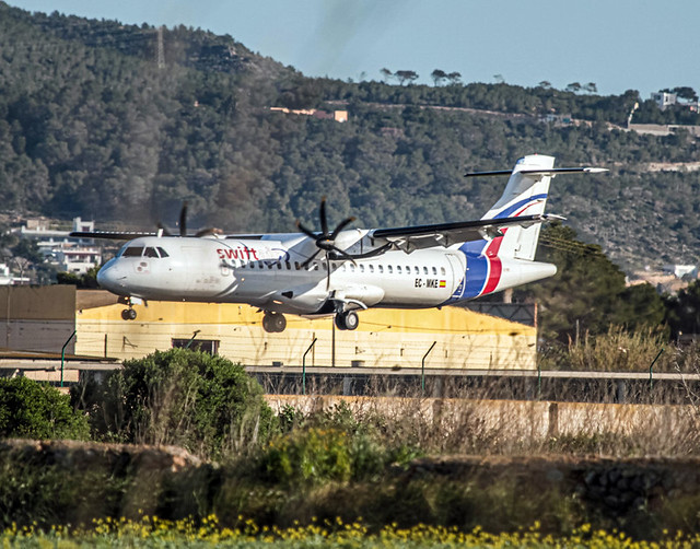 ATR 72- 500 EC-MKE ATERRIZANDO EN IBIZA