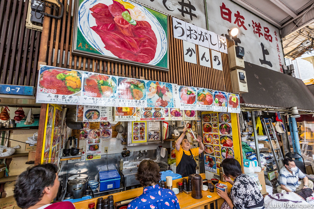 Barra Tsukiji Kanno, especializada en boles de arroz con sashimi y marisco por encima