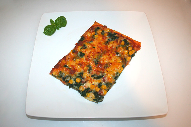 07 - Salami corn spinach pizza - Served / Salami-Mais-Spinat-Pizza - Serviert