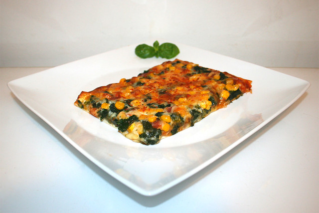 08 - Salami corn spinach pizza - Side view / Salami-Mais-Spinat-Pizza - Seitenansicht