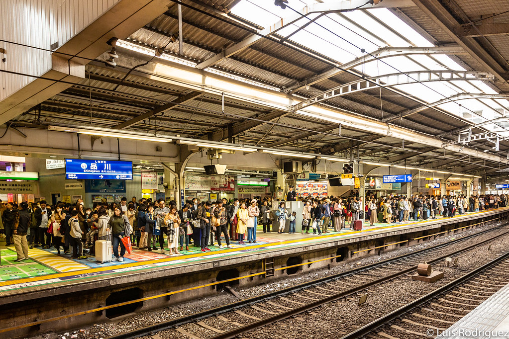 Japoneses haciendo cola para subir al tren