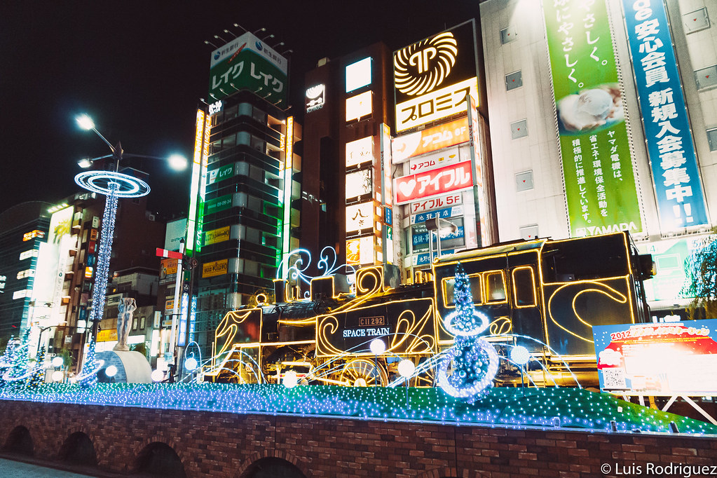Locomotora en la plaza SL de la estaci&oacute;n de Shimbashi (con luces de Navidad)