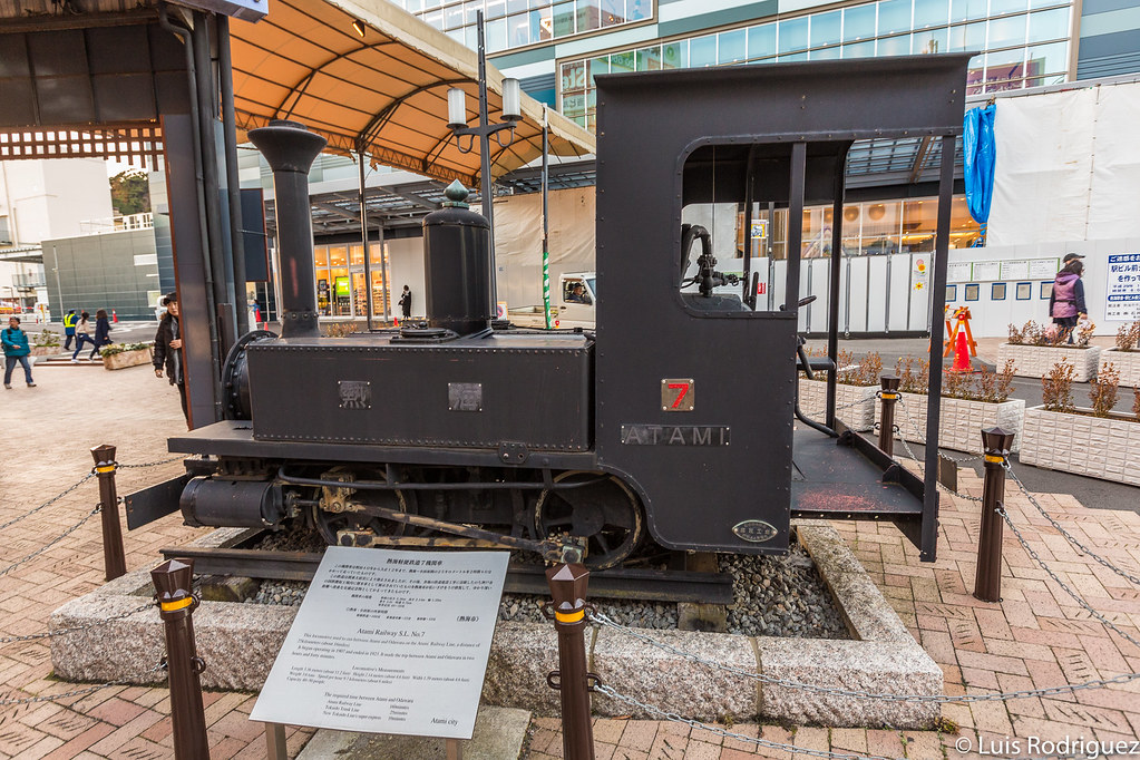 Antigua locomotora de vapor en la plaza de la estación