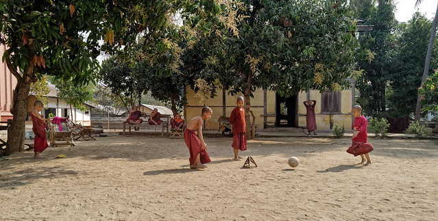 Partie de foot au monastère à Mingun