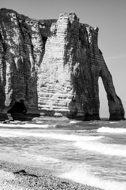 Monumental éléphant de pierre! La falaise d’Aval avec son arche (Porte d'Aval) et son aiguille, Étretat, Normandie, France