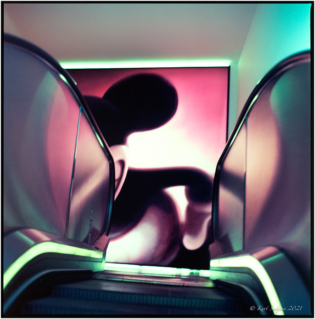 Micky Mouse fährt Rolltreppe_Hasselblad 500C