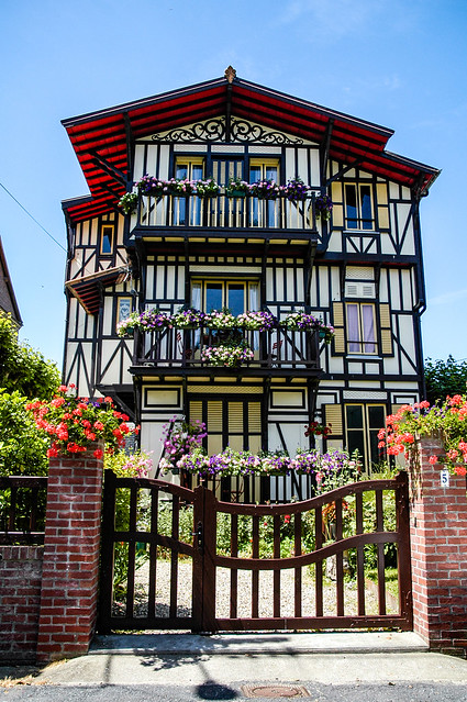 Jolie maison à colombages de trois étages, Étretat, Normandie, France