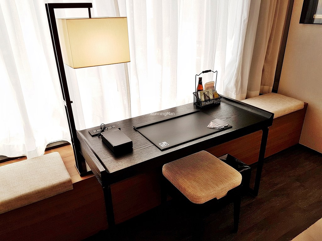 The Clan Hotel 05 - Working Desk