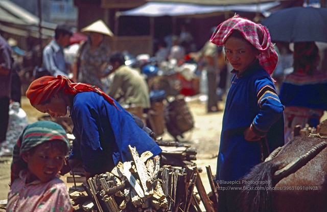 Bac Ha, market, what is that foreigner looking at?