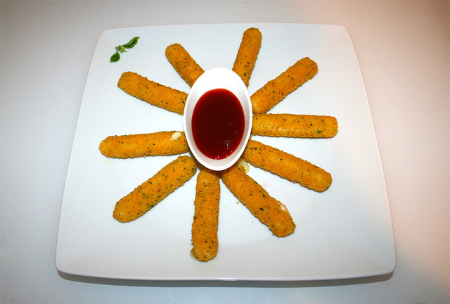 Mozzarella sticks with red pepper dip - Served / Serviert