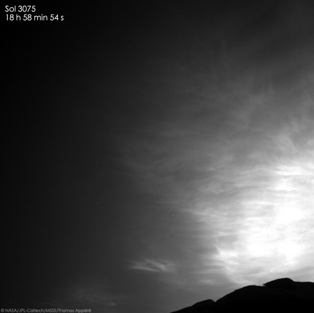 Clouds over Mont Mercou - Curiosity, sol 3075