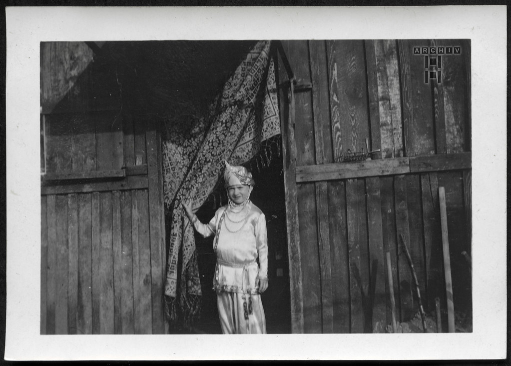 ArchivTappen23AAl2h262 Mädchenporträt, Spiel im Gebäude-Schuppen, Frankreich, 1920-1930er
