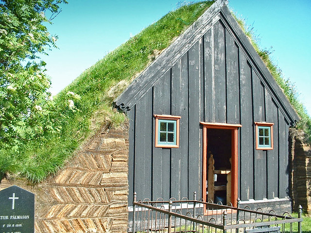Islande, une petite église en bois Islandaise couverte de tourbe à Víðimýrarkirkja