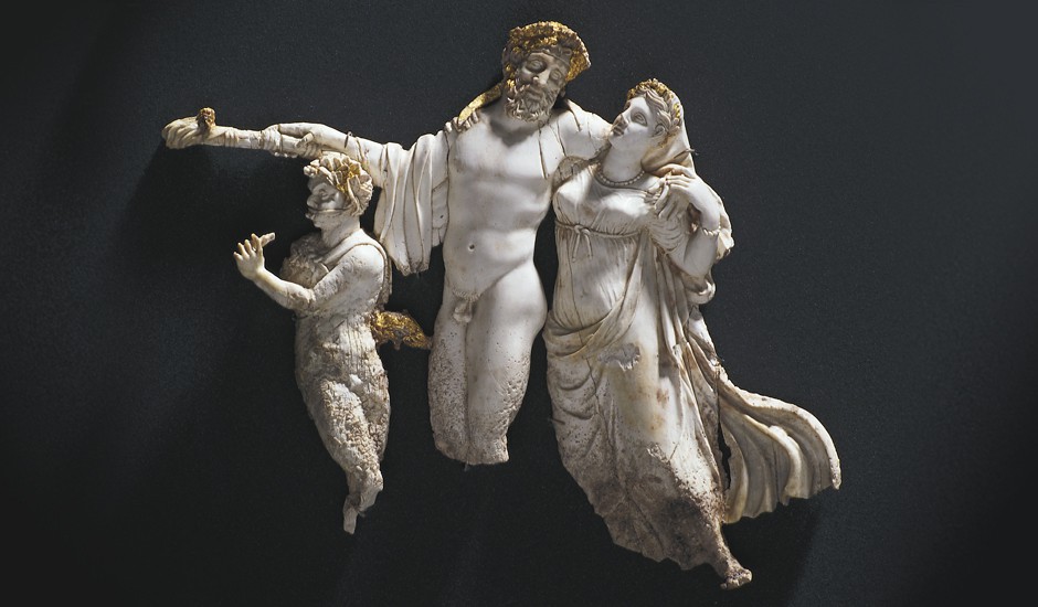 Ελεφαντοστέινη ανάγλυφη παράσταση Διονύσου, Μαινάδας και νεαρού σάτυρου, 336 π.Χ.