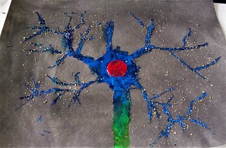 Neurone pyramidal bleu aux épines dendritiques faites de sable - Création élève intervention collège Jean Monnet, Saint Jorioz, 2018.