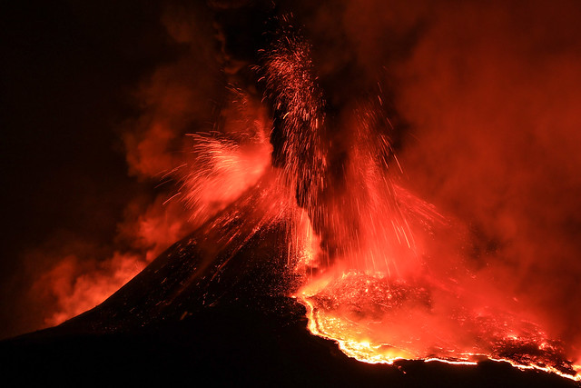 #Etna - 6º parossismo (nella sequenza iniziata il 16 febbraio 2021) al cratere di sudest!