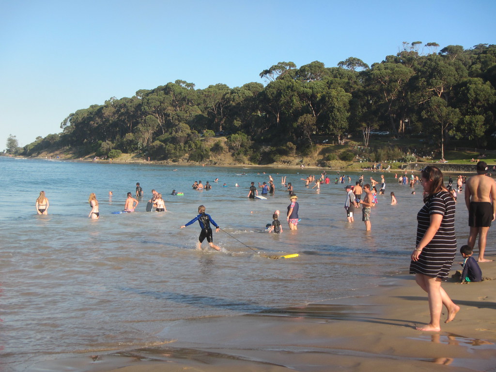 Busy at Lorne Beach at 5.30pm - South