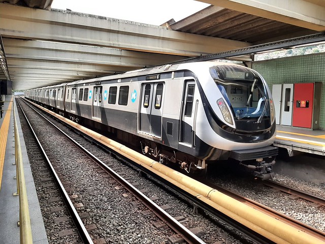 Trem do Metrô Rio na estação Vicente de Carvalho