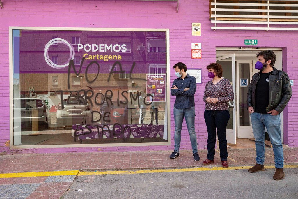 En la denuncia Podemos dice cosas que no coinciden con las pruebas publicadas   Los detalles que no cuadran en la denuncia de Podemos por el ataque a su sede en Cartagena 51093383538_72a850aa6d_b