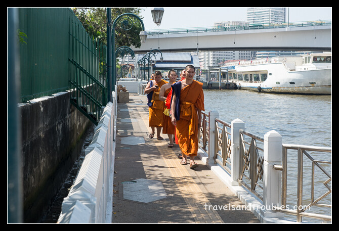 Monniken langs de rivier