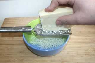 02 - Grate cheese / Käse reiben
