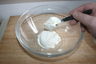 10 - Put creme fraiche & sour cream in bowl / Creme fraiche & Schmand in Schüssel geben