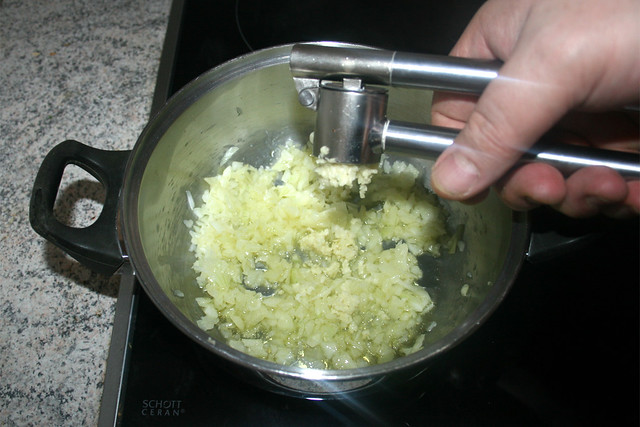 04 - Add squeezed garlic / Knoblauch dazu pressen