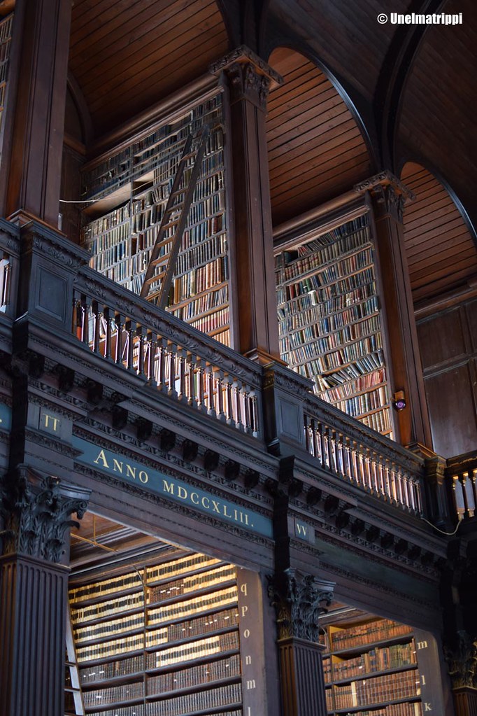 Trinity Collegen kirjaston Long Roomin valtavia hyllyjä