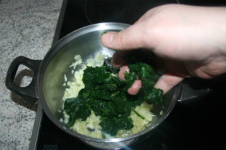 05 - Add defrosted leaf spinach / Aufgetauten Blattspinat addieren