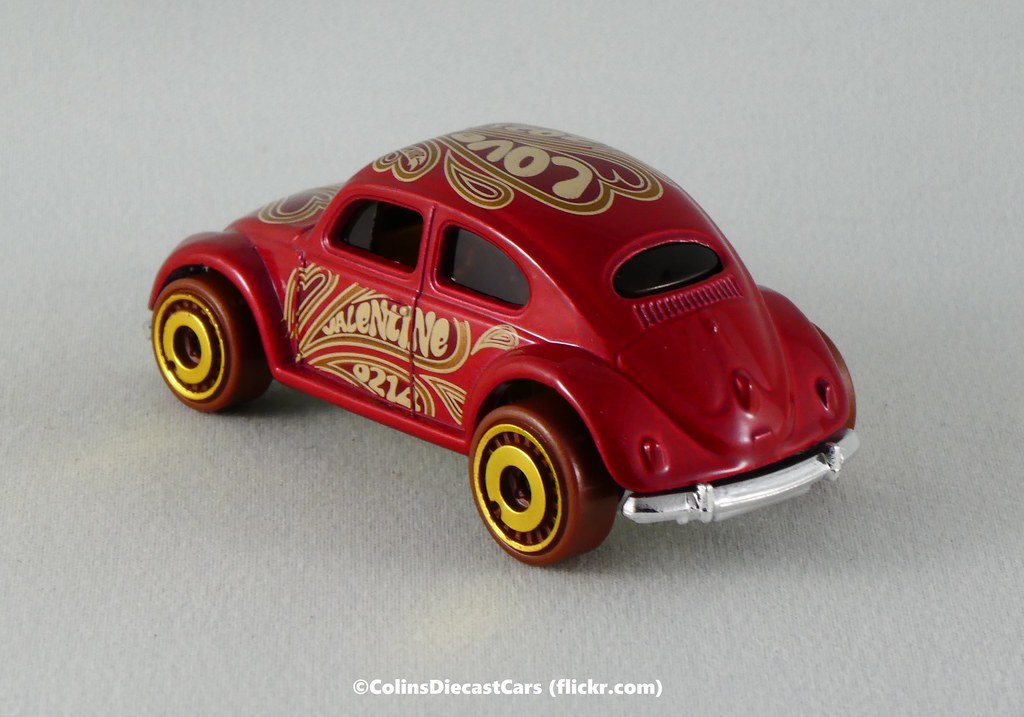 Hot Wheels Volkwagen Beetle Short Card GRY79 *** COMES IN A KLAS CAR KEEPER PROTECTIVE COLLECTORS CASE *** Red 4/5 Holiday Racers 2021-96/250 