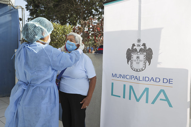 060421 Alcalde Jorge Muñoz supervisa vacunación a adultos mayores en el Albergue María Rosario Aráoz 001