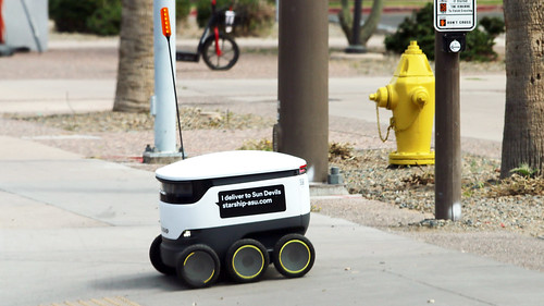 robot fooddelivery starshiptechnologies