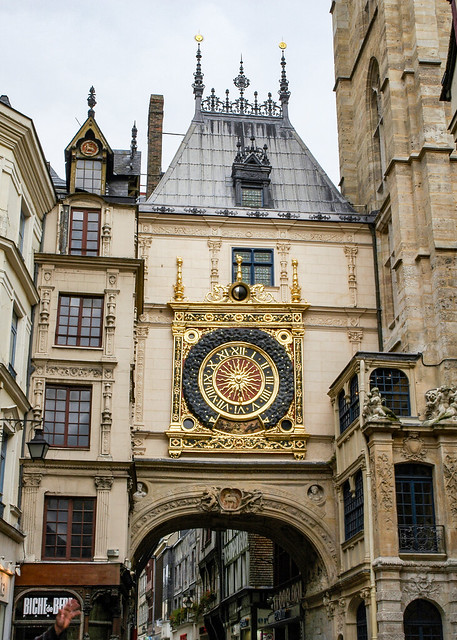 La façade ouest du Gros-Horloge vue de la rue du même nom, Rouen, France