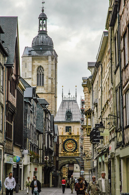 La façade est du Gros-Horloge et le beffroi accolé vus de la rue du même nom, Rouen, France