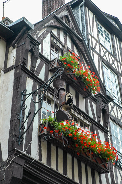 Jolie façade à colombages au 144 rue du Gros Horloge, près de la place du Vieux-Marché, Rouen, Normandie, France