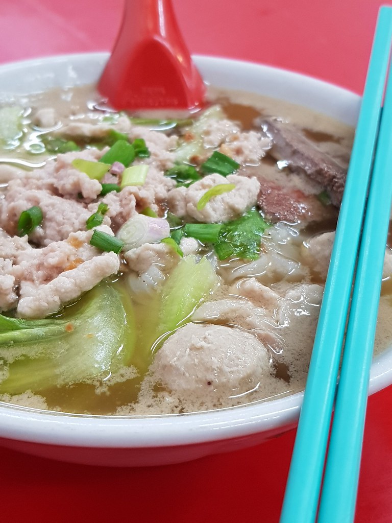 豬肉粉 Porl Noodle rm$7 & 奶茶"細"(大) TehC rm$2.20 @ Restoran S.K Lim 茶餐室 SS14