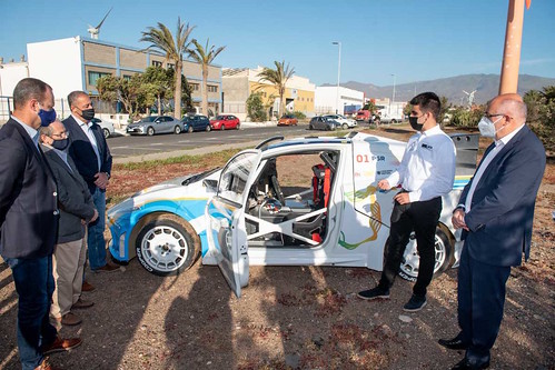 Pablo Suárez explica los detalles del vehículo a los representantes políticos y de la Federación de Automovilismo de Las Palmas