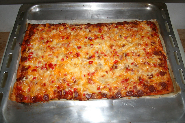 14 - Salami bell pepper pizza with bacon - Finished baking / Salami Paprika Pizza mit Speck - Fertig gebacken