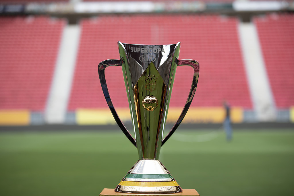 Taça, medalha e bola da SuperCopa Kia 2021 no estádio Mané Garrincha ...