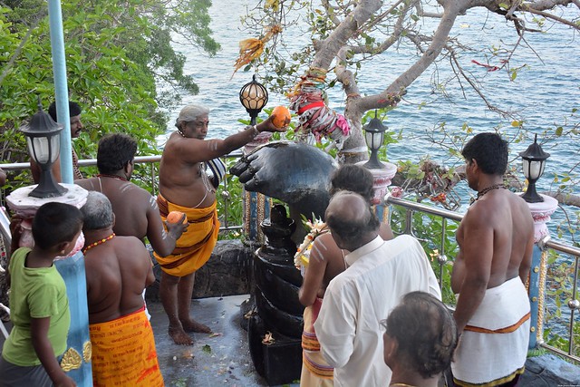 Cérémonie religieuse au temple de Koneswaram en l'honneur de Shiva