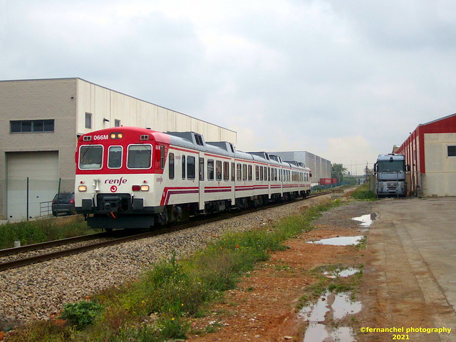 Tren de Cercanías de Renfe (línea C-3) a su paso por el Polígono Industrial de 