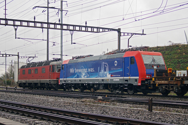 Am 16.03.2021 schleppt die Re 620 070-3 die Re 482 037-9 durch den Bahnhof Pratteln.